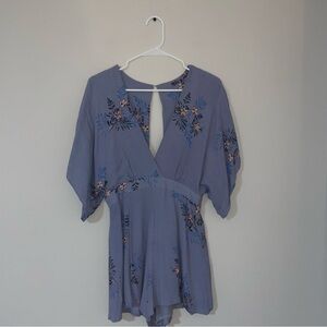 Astr the Label Sylvia Lilac Floral Romper with Cut-Out Back & V-Neck Size Medium